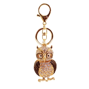 Détail du porte-clés chouette dorée avec strass brillants et fermoir mousqueton robuste