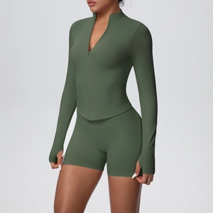 Détail d'un ensemble de yoga vert olive avec manches passe-pouce et veste à col montant