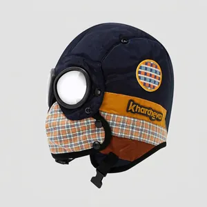Detailansicht der Kinder-Wintermütze mit Fliegerbrille und Karo-Gesichtsschutz