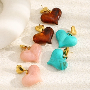Boucles d'oreilles cœur en acier plaqué or 18K avec résine rose, cyan et ambre chic