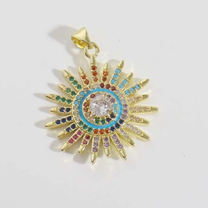 Détail macro du pendentif soleil avec zircons arc-en-ciel et placage en or 18 carats