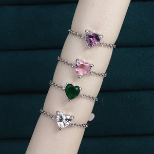 Vergoldeter Herz-Gliederring mit Zirkonia-Steinen in Lila, Rosa, Grün und Weiß verziert