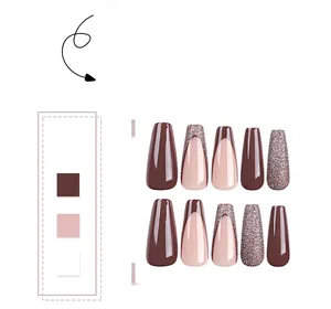 Détails de faux ongles ballerine en marron café, rose nude et paillettes argentées