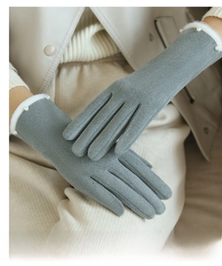 Graublaue Thermohandschuhe mit Plüschbesatz und Perlenverzierung am Handgelenk