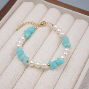 Bracelet élégant avec perles d'eau douce, pierres de cristal bleu et perles en métal doré