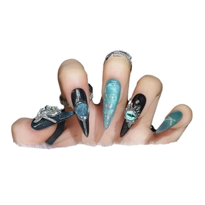Faux ongles stiletto faits main noirs avec araignée 3D argentée et paillettes vertes