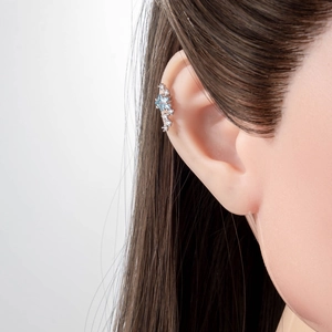 Manchette d'oreille météore argentée avec cristaux bleus sur le cartilage