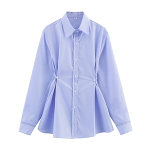 Détails de la chemise à rayures bleu clair avec plis latéraux et boutons à la taille
