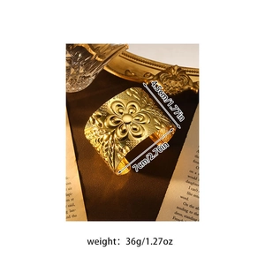 Detailansicht eines breiten goldenen Boho-Armreifs mit 4,5 cm Breite und Blumenmustern