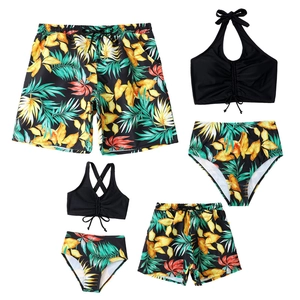 Ensemble de maillots de bain famille avec imprimé feuilles tropicales sur fond noir