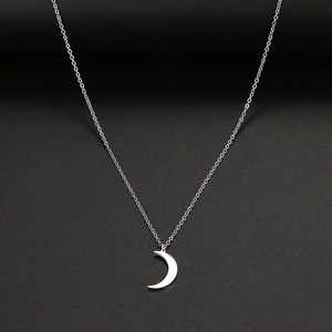 Collier minimaliste en acier inoxydable argenté avec pendentif croissant de lune et chaîne fine