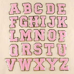 Toppe con lettere in ciniglia rosa con bordo glitterato dorato, set da 26 pezzi