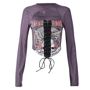 Dettaglio di crop top viola con maniche in rete e scollatura intrecciata con stampa rosa
