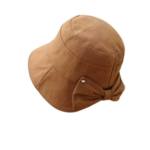 Cappello da sole marrone vintage stile Hepburn con grande fiocco su sfondo bianco