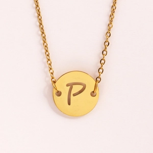 Détail du collier en acier inoxydable doré avec pendentif pièce ajouré lettre P