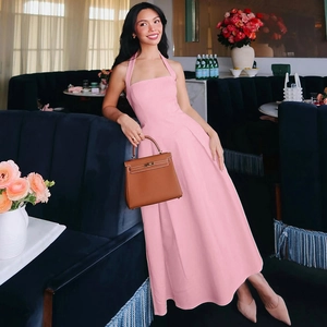 Dettaglio di un abito rosa con scollo all'americana e gonna a trapezio dalla trama liscia