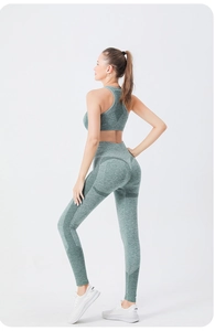Détail du legging de sport taille haute avec maille sans couture et empiècements mesh