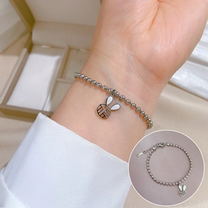 Bracciale di perle in acciaio al titanio argento con ciondolo a forma di coniglio e segno