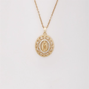 Goldene Vintage-Porträt-Halskette mit ovalem Durchbruch und Zirkonia-Einlagen im Detail