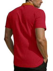 Détail du tissu jacquard rouge et maille respirante sur ce polo à boutons pour hommes
