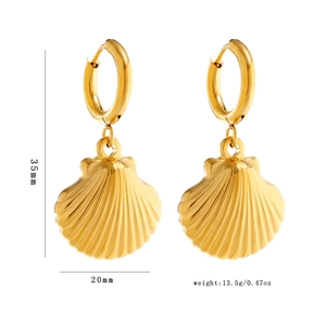 Detailed size and weight specs for gold shell earrings with 35mm height and 20mm width