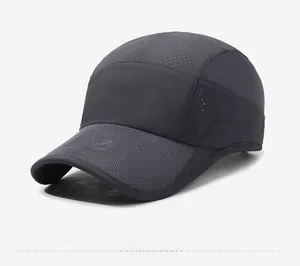 Détails du tissu en maille gris foncé respirant sur une casquette de baseball séchage rapide