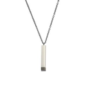 Détail macro du pendentif rectangulaire en acier argenté avec base sombre sur chaîne