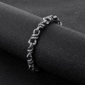 Dettaglio del bracciale punk con doppie serpi intrecciate in acciaio inossidabile