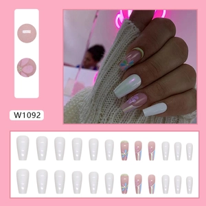 Lange ballerina kunstnagels set met witte, parelroze en florale madeliefjes ontwerpen