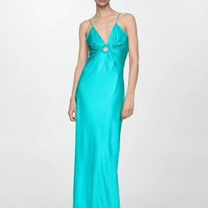 Robe longue en satin vert élégante avec découpes sexy et décoration d'anneau métallique