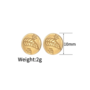 Détail de boucles d'oreilles rondes dorées 10mm avec motifs de feuilles et fleurs
