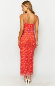 Vue arrière d'une robe longue bustier rouge à imprimé fleuri soulignant la silhouette