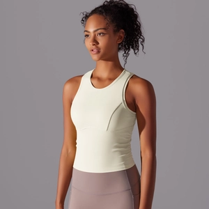 Détail du débardeur de yoga crème montrant le tissu en nylon extensible et coutures courbes