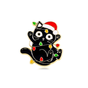 Süße schwarze Katze Emaille Pin mit Weihnachtsmütze und bunter Lichterkette