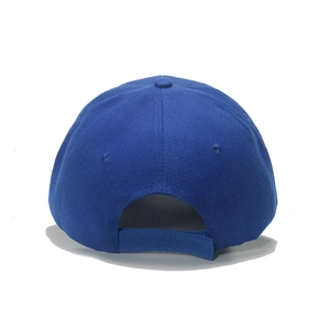 Détail de la casquette bleue en coton avec sangle velcro réglable et œillets d'aération