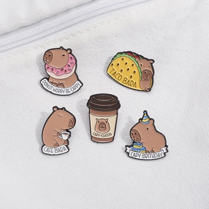 Lot de 5 pin's en émail capybara dessin animé avec café et nourriture sur toile blanche