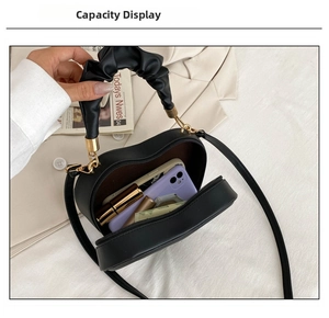 Innenkapazität der herzförmigen Handtasche mit Smartphone und Lippenstift-Details