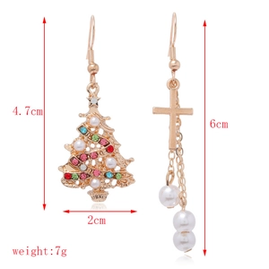 Detailed view of Christmas tree earrings with size specs and 7g weight measurements
