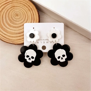 Gruselige Halloween-Ohrringe mit schwarz-weißem Totenkopf-Sonnenblumen-Design auf Display