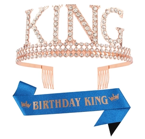 Détail de la couronne KING en strass or rose et de l'écharpe Birthday King bleue