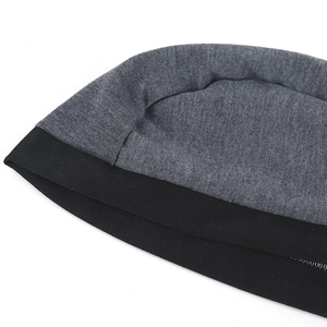 Détail de la texture en maille douce et de la doublure double couche d'un bonnet pirate