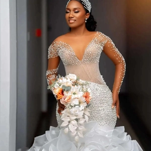 Robe de mariée sirène blanche élégante avec broderie de perles et longue traîne à volants