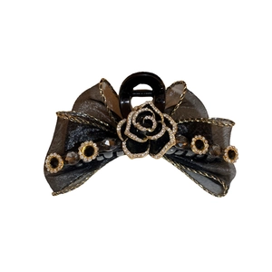 Pince à cheveux camélia noir avec nœud en maille strass et clip en résine élégant