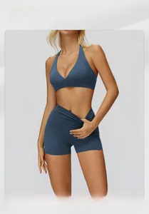 Dettaglio del set yoga blu con reggiseno a V e pantaloncini a vita alta arricciati sportivi