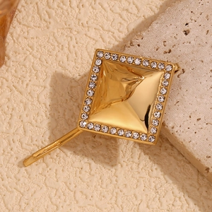 Détail d'une barrette carrée plaquée or 18 carats avec bordure en strass brillant