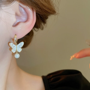 Orecchini vintage a farfalla con perle placcati in oro per un elegante stile francese