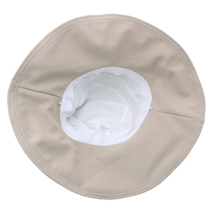 Dettaglio interno del cappello da sole beige con fodera in rete traspirante ed etichetta