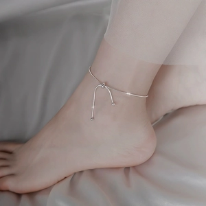 Cavigliera d'argento regolabile minimalista con design a nodi e perline su modella