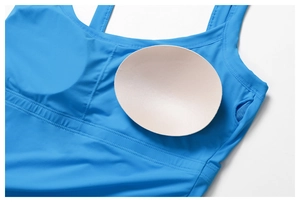 Détail montrant les coussinets amovibles et la poche interne de la brassière sport bleue