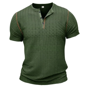 Vue détaillée du t-shirt Henley vert foncé en maille gaufrée avec coutures contrastées